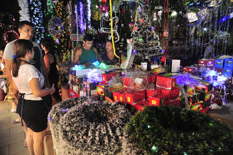 
        
             Luzes de Natal devem aliar economia e segurança
        
    