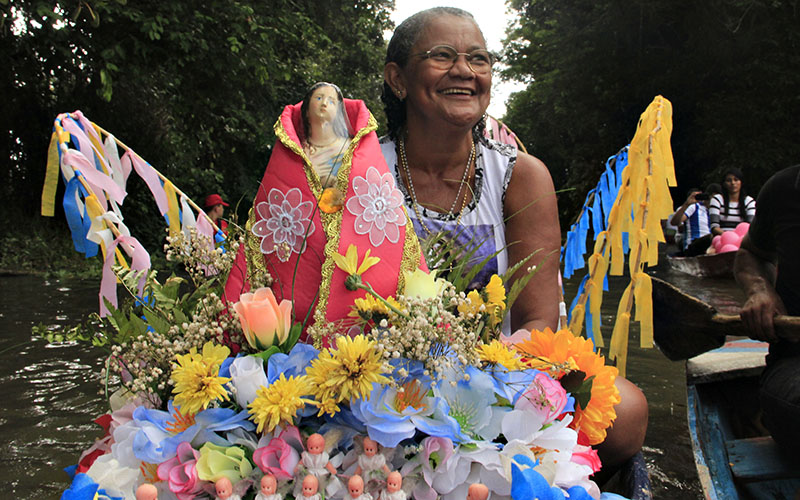 
        
            Devotos prestam homenagens no Círio de Caraparu
        
    