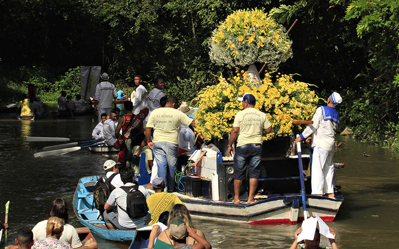 
        
            Devotos prestam homenagens no Círio de Caraparu
        
    