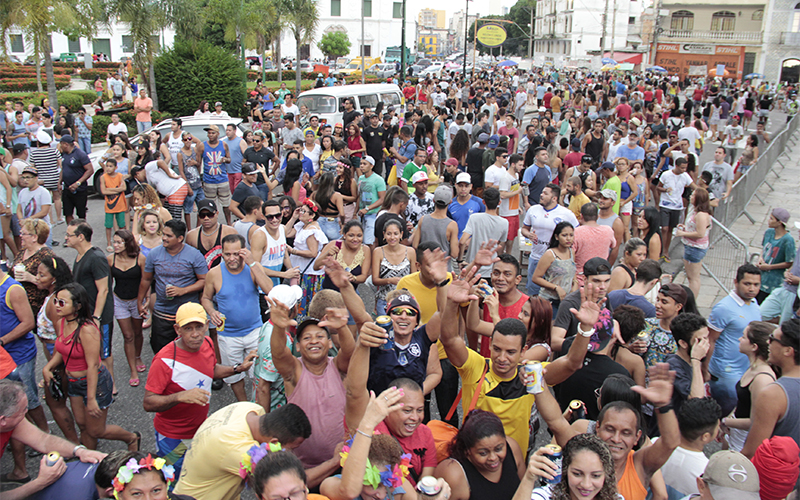 
        
            Blocos de rua agitam foliões na Cidade Velha, em Belém
        
    