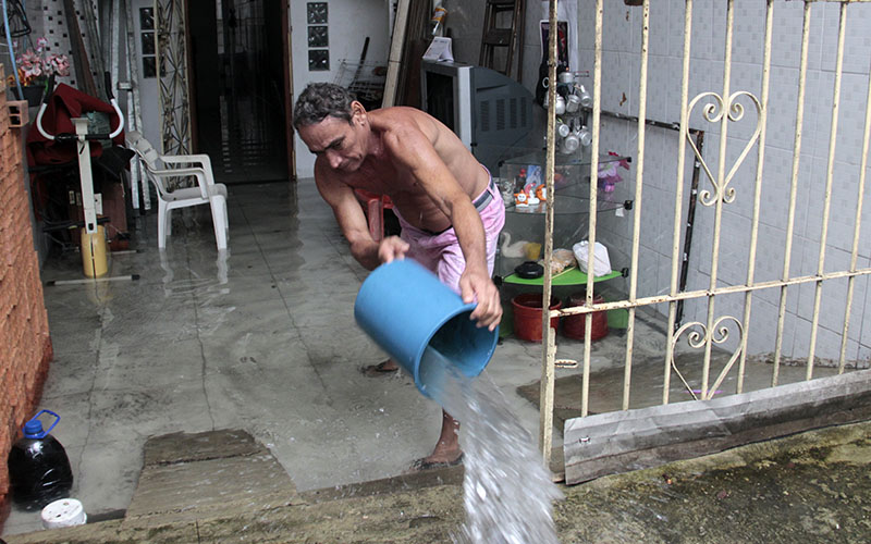 
        
            Alagamentos voltam a causar transtorno
        
    
