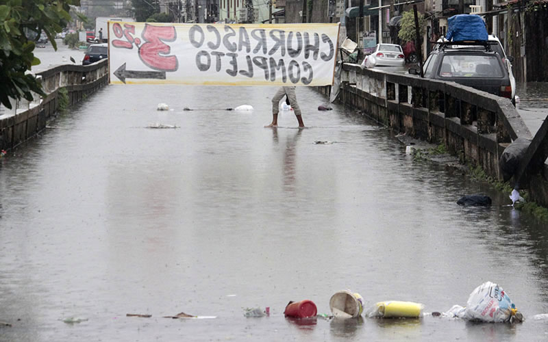 
        
            Alagamentos voltam a causar transtorno
        
    
