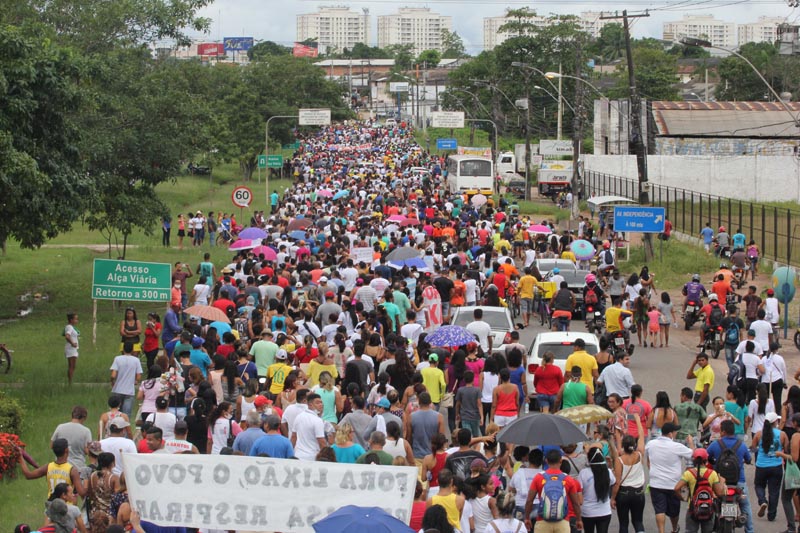 
        
            Marituba faz passeata contra permanência do aterro no local
        
    