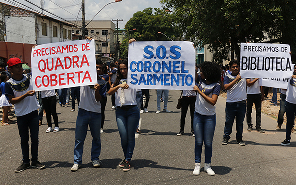 
        
            Estudantes protestam durante desfile escolar em Icoaraci
        
    