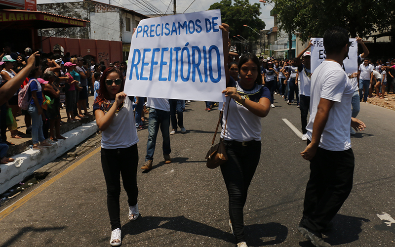 
        
            Estudantes protestam durante desfile escolar em Icoaraci
        
    