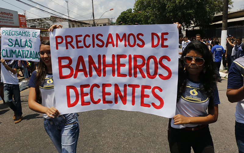 
        
            Estudantes protestam durante desfile escolar em Icoaraci
        
    