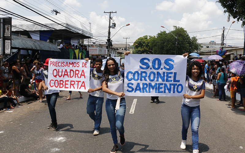 
        
            Estudantes protestam durante desfile escolar em Icoaraci
        
    