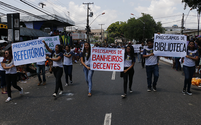
        
            Estudantes protestam durante desfile escolar em Icoaraci
        
    