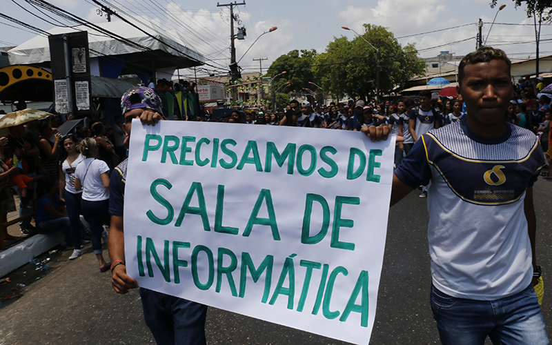 
        
            Estudantes protestam durante desfile escolar em Icoaraci
        
    