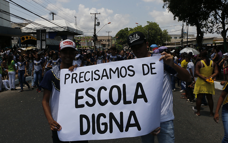 
        
            Estudantes protestam durante desfile escolar em Icoaraci
        
    