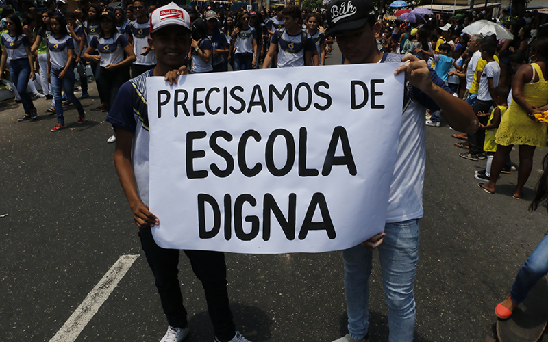 
        
            Estudantes protestam durante desfile escolar em Icoaraci
        
    