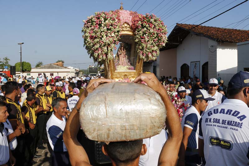 
        
            Vigia: fiéis saúdam Nossa Senhora de Nazaré
        
    