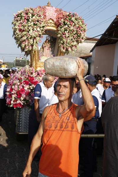 
        
            Vigia: fiéis saúdam Nossa Senhora de Nazaré
        
    