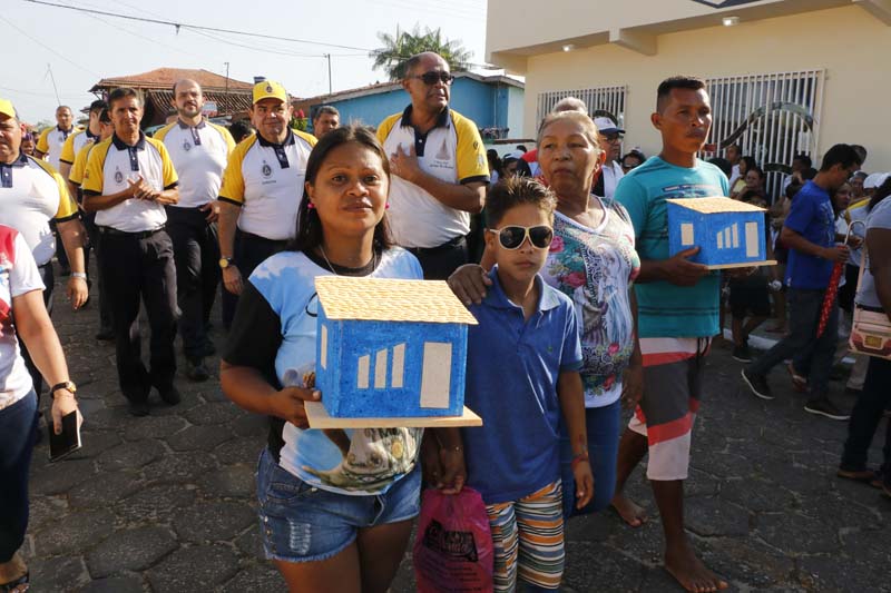 
        
            Vigia: fiéis saúdam Nossa Senhora de Nazaré
        
    