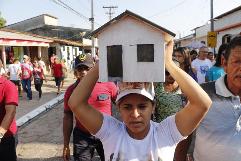 
        
            Vigia: fiéis saúdam Nossa Senhora de Nazaré
        
    
