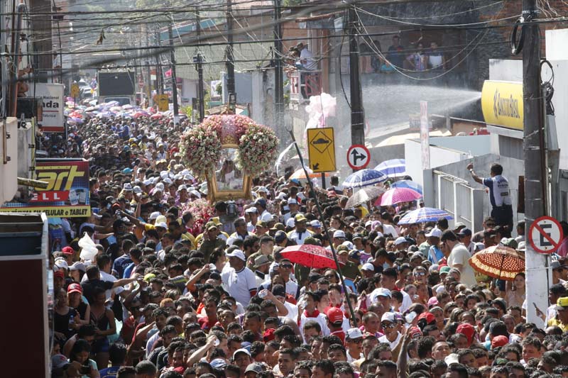 
        
            Vigia: fiéis saúdam Nossa Senhora de Nazaré
        
    