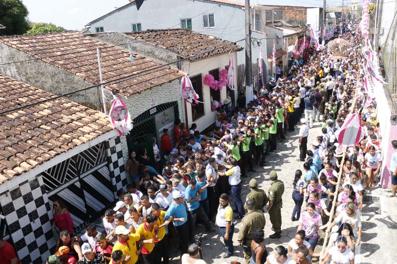 
        
            Vigia: fiéis saúdam Nossa Senhora de Nazaré
        
    