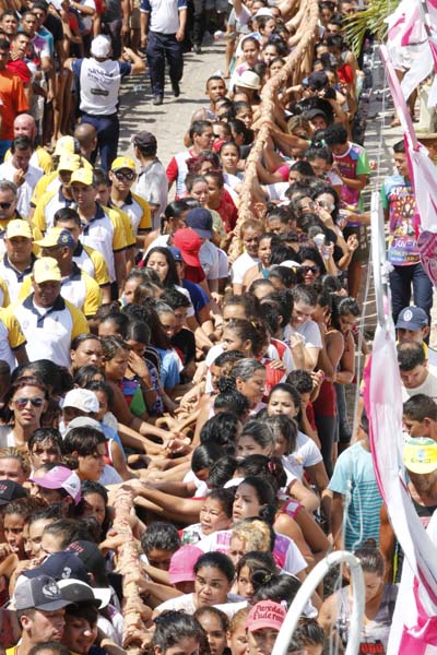 
        
            Vigia: fiéis saúdam Nossa Senhora de Nazaré
        
    