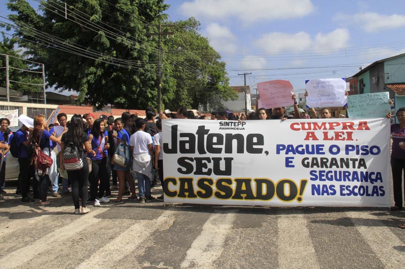 Alunos, pais e professores protestam contra o Governo Jatene