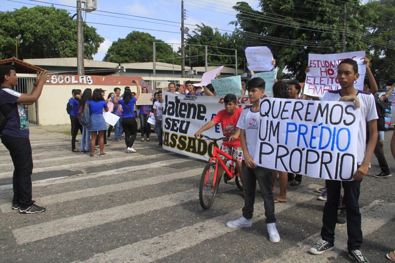 
        
            Alunos, pais e professores protestam contra o Governo Jatene
        
    