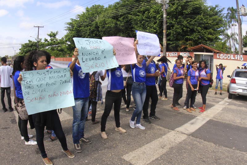 
        
            Alunos, pais e professores protestam contra o Governo Jatene
        
    