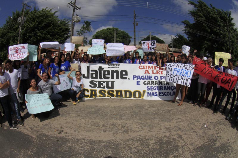 
        
            Alunos, pais e professores protestam contra o Governo Jatene
        
    