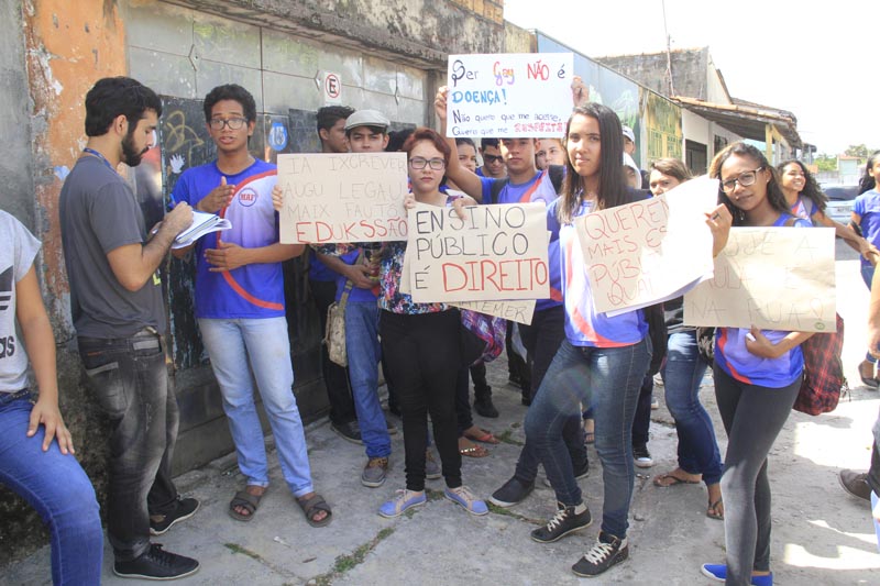 
        
            Alunos, pais e professores protestam contra o Governo Jatene
        
    