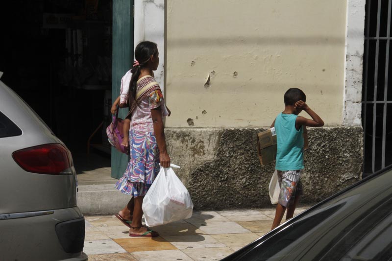 
        
            Fugindo da fome na Venezuela, índios pedem esmolas no centro de Belém
        
    