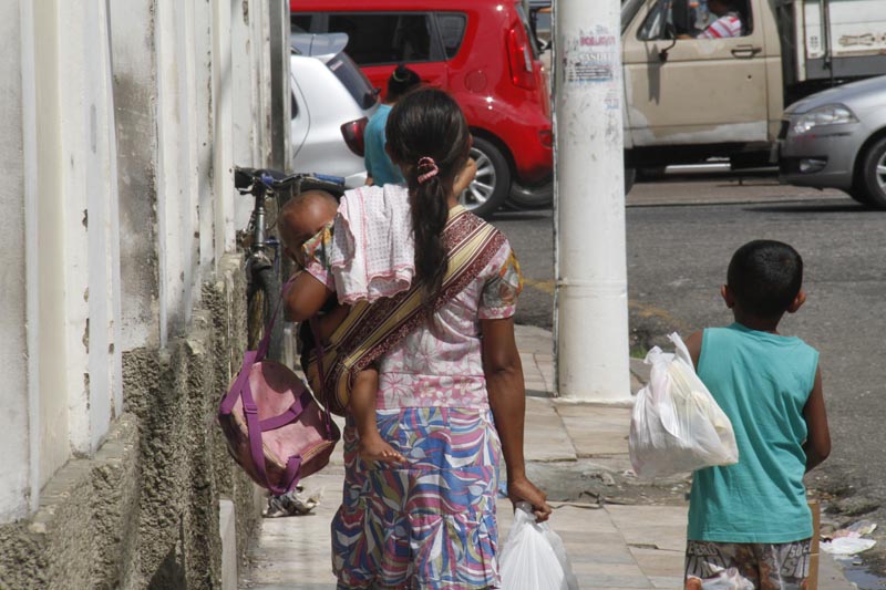 
        
            Fugindo da fome na Venezuela, índios pedem esmolas no centro de Belém
        
    