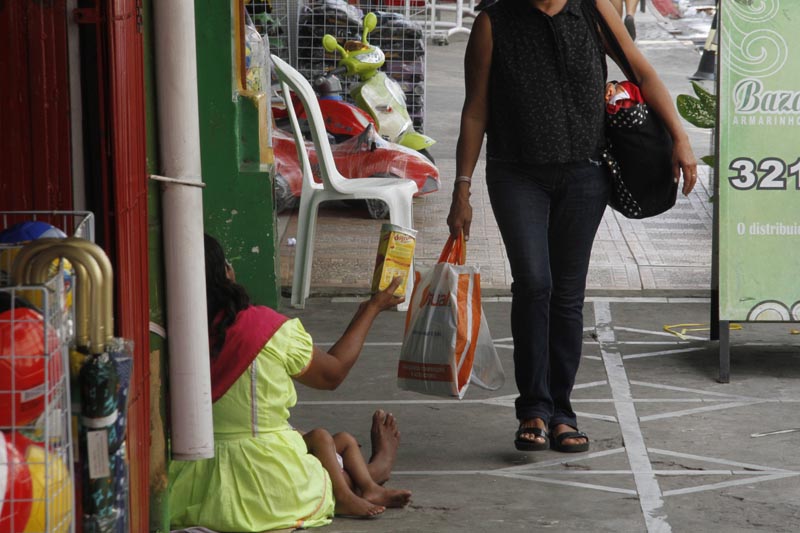 
        
            Fugindo da fome na Venezuela, índios pedem esmolas no centro de Belém
        
    