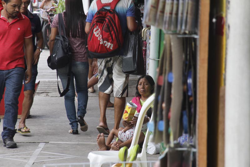 
        
            Fugindo da fome na Venezuela, índios pedem esmolas no centro de Belém
        
    