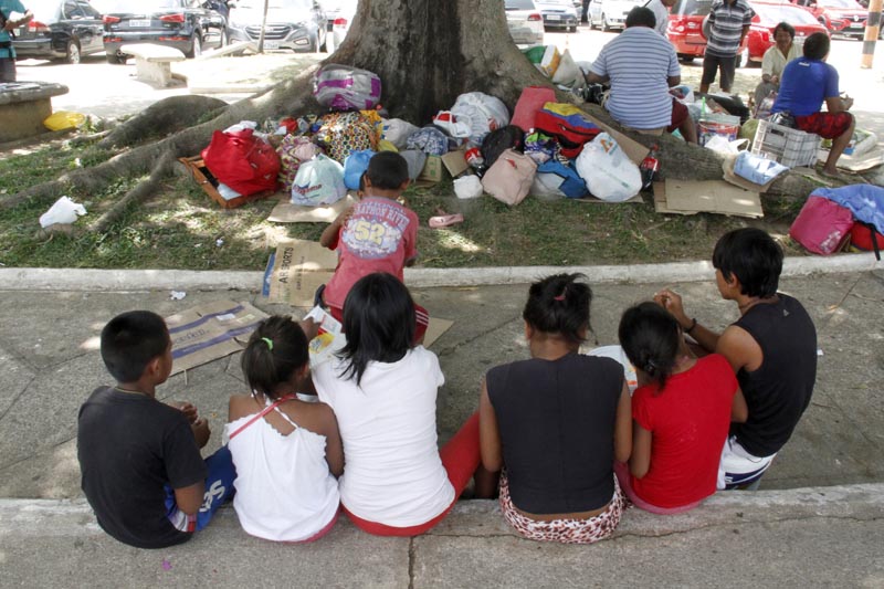 
        
            Fugindo da fome na Venezuela, índios pedem esmolas no centro de Belém
        
    