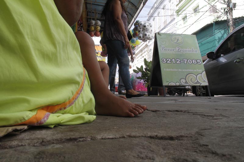 
        
            Fugindo da fome na Venezuela, índios pedem esmolas no centro de Belém
        
    