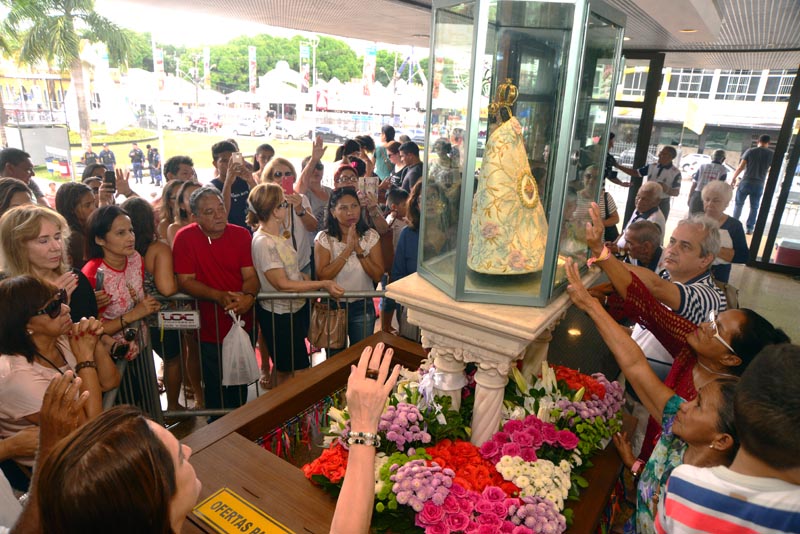 
        
        
            Multidão visita imagens de Nossa Senhora
        
    