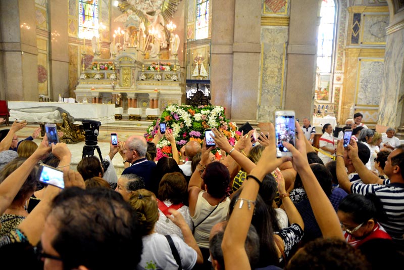 
        
        
            Multidão visita imagens de Nossa Senhora
        
    