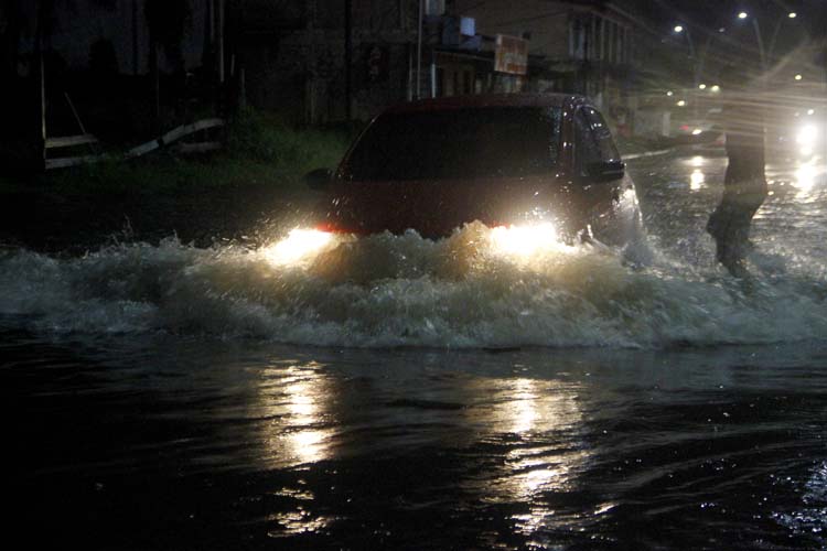 
        
            Chuva, alagamentos e falta de energia em Belém
        
    