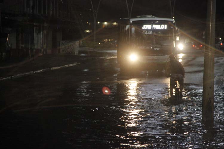 
        
            Chuva, alagamentos e falta de energia em Belém
        
    
