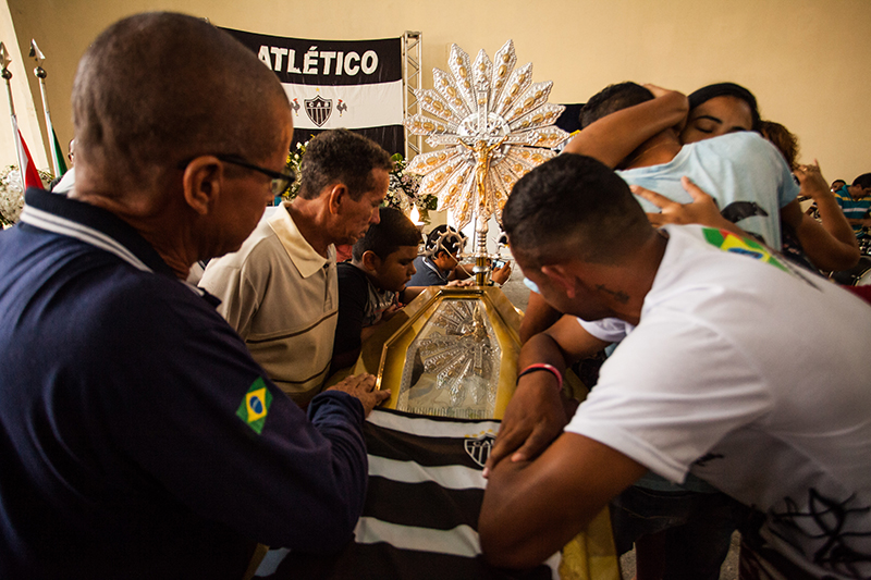 
        
            Com lambada e futebol, fãs se despedem de Mestre Vieira em velório
        
    