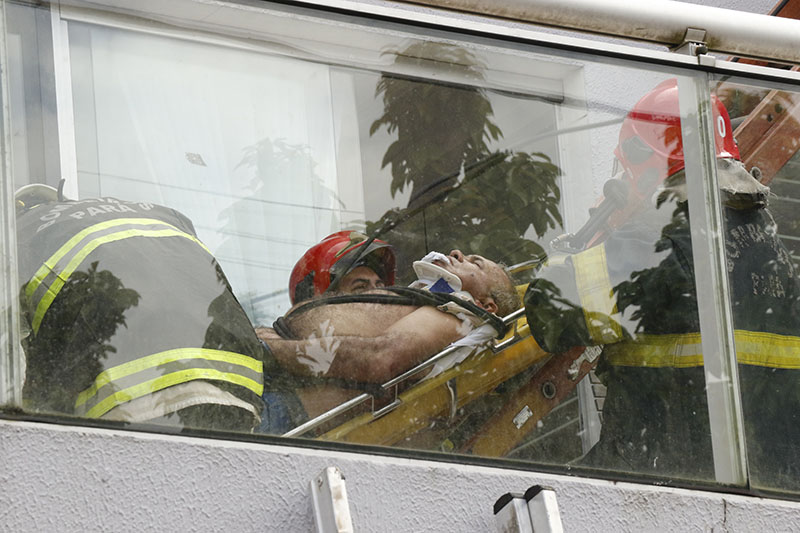 
        
        
            Um morre e outros três ficam feridos em queda de avião em Belém
        
    