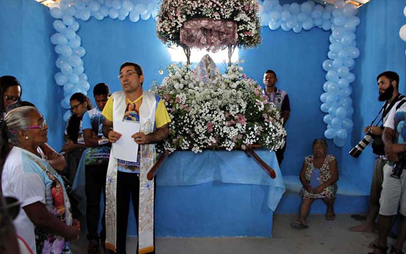 
        
            Confira imagens da procissão das águas em Caraparú
        
    