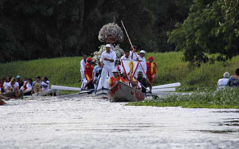 
        
            Confira imagens da procissão das águas em Caraparú
        
    