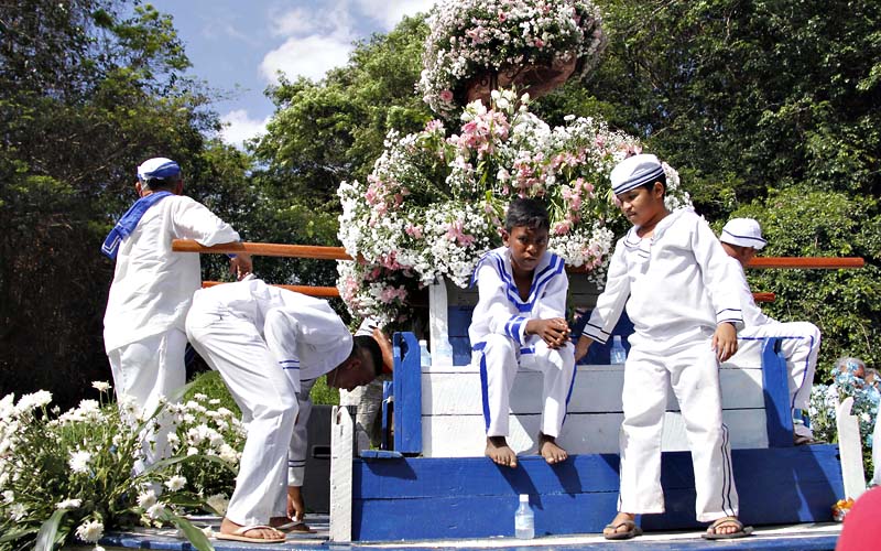 
        
            Confira imagens da procissão das águas em Caraparú
        
    