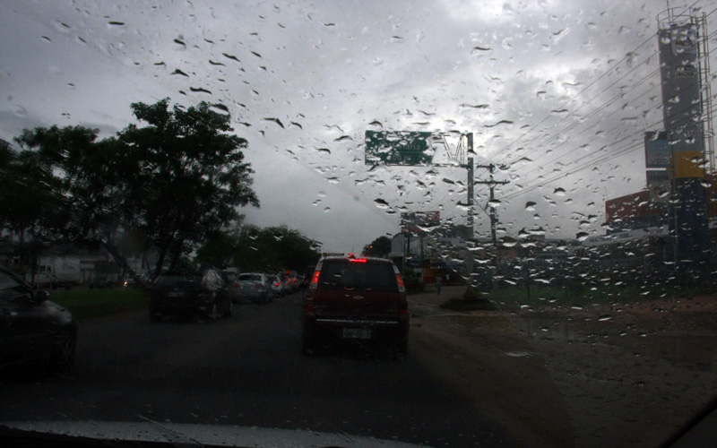 
        
            Carreta que tombou segunda continua no local
        
    