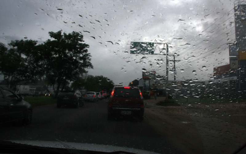 
        
            Carreta que tombou segunda continua no local
        
    