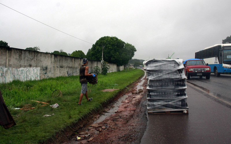 
        
            Carreta que tombou segunda continua no local
        
    