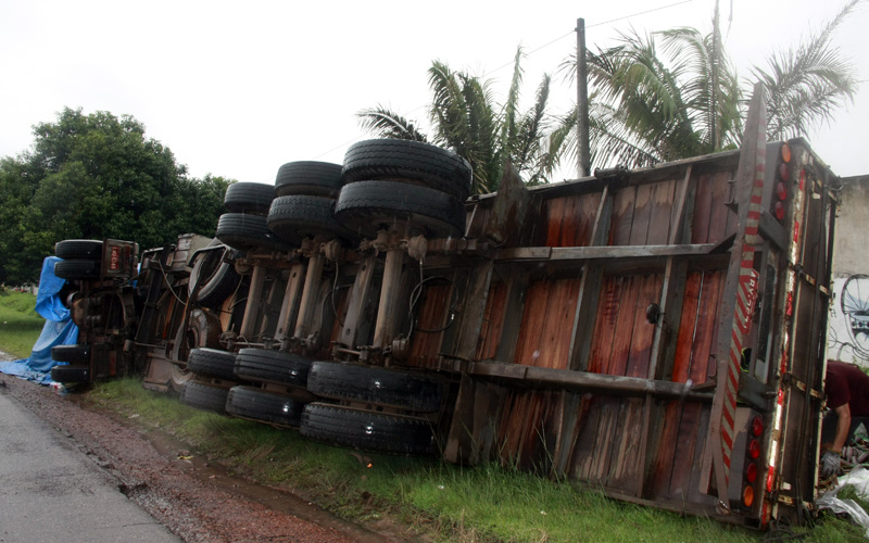 
        
            Carreta que tombou segunda continua no local
        
    