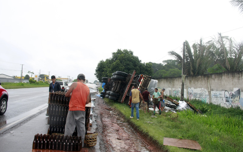 
        
            Carreta que tombou segunda continua no local
        
    