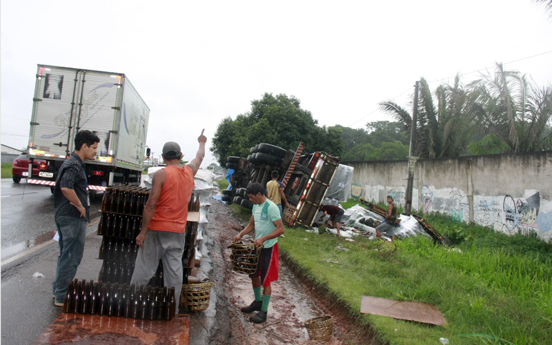 
        
            Carreta que tombou segunda continua no local
        
    