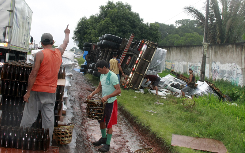 
        
            Carreta que tombou segunda continua no local
        
    