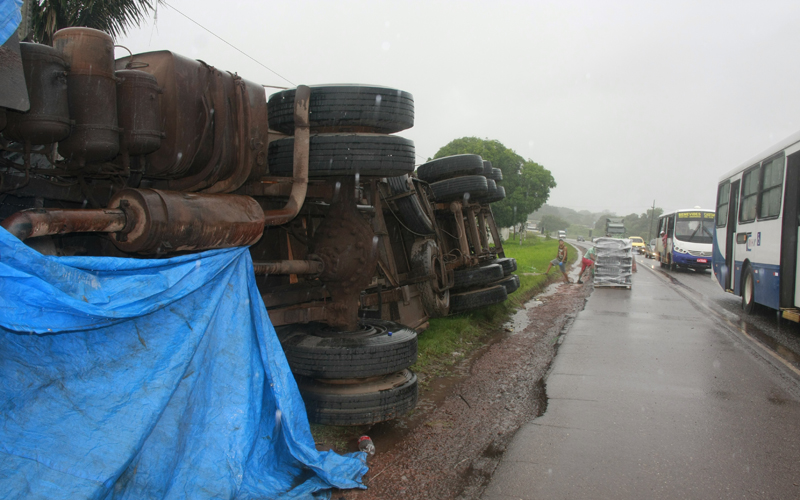 
        
            Carreta que tombou segunda continua no local
        
    